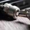 Imagen de Cable de seguridad Klip Xtreme con llave para laptop Bolt I KSD-330 Ranura rectangular estandar Largo 1.5 m Color Negro